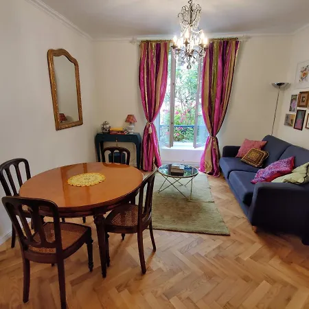 Cozy With A Garden View In The 17th Quartier Apartment
